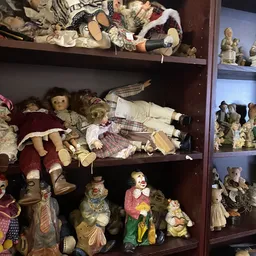 Vitrinekasten met collectie antieke en vintage poppen in verschillende outfits