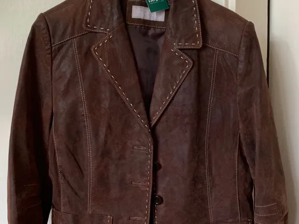 Bruine suède blazer met contrasterende stiksels op hanger