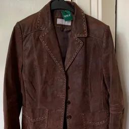 Bruine suède blazer met contrasterende stiksels op hanger