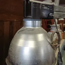 Close-up van een grote zilveren metalen pot of ketel met gleufdetails