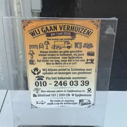 Gele poster met zwarte tekst over verhuizing van kringloopwinkel per juli 2026