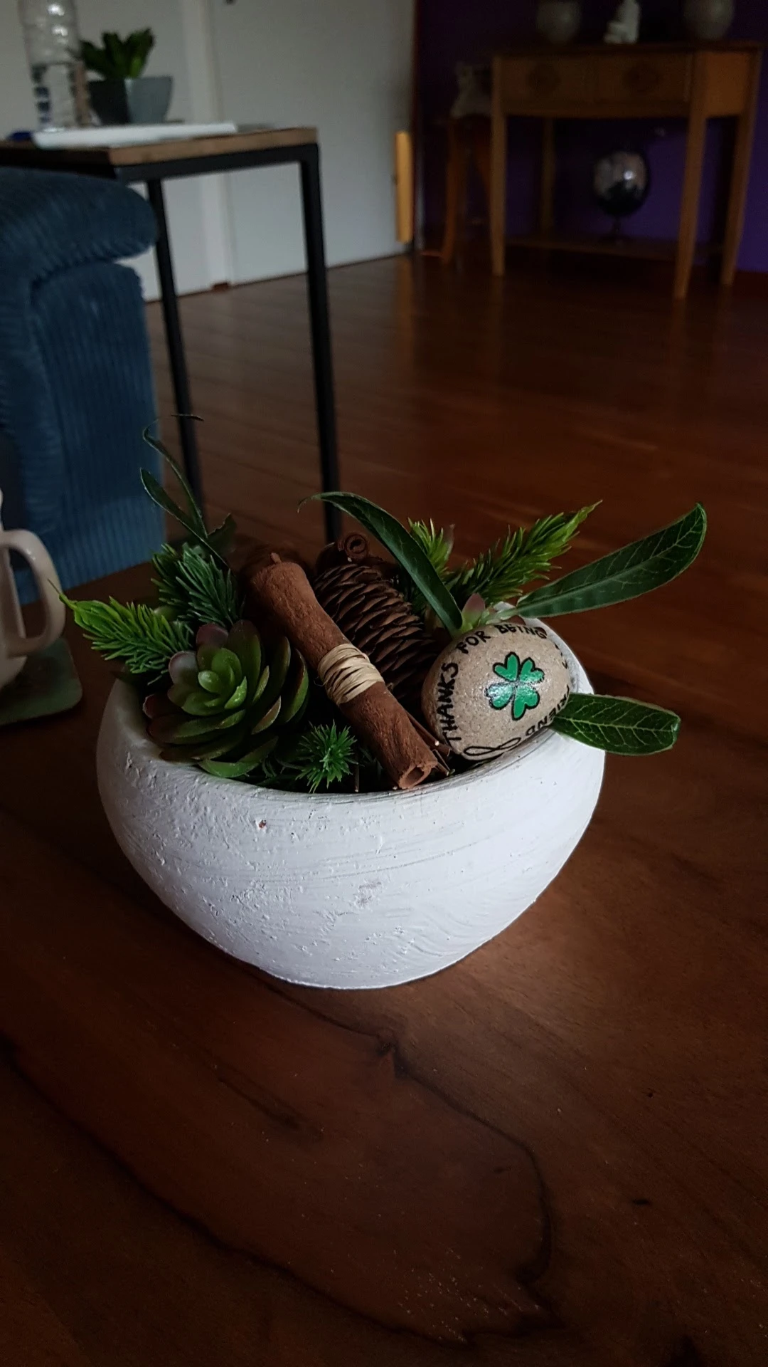 Witte halfronde pot met succulenten, decoratieve takken en houten accessoires