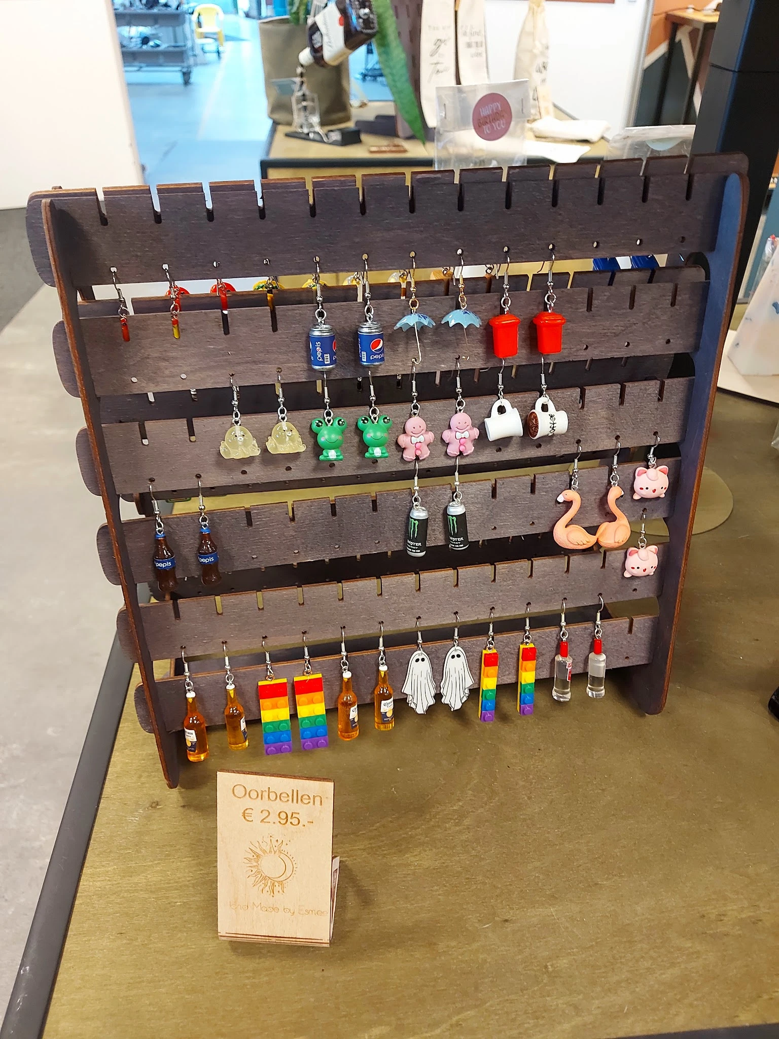 Uitstalkast met diverse gekleurde oorbellen en sieraden aan haakjes