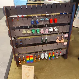 Uitstalkast met diverse gekleurde oorbellen en sieraden aan haakjes