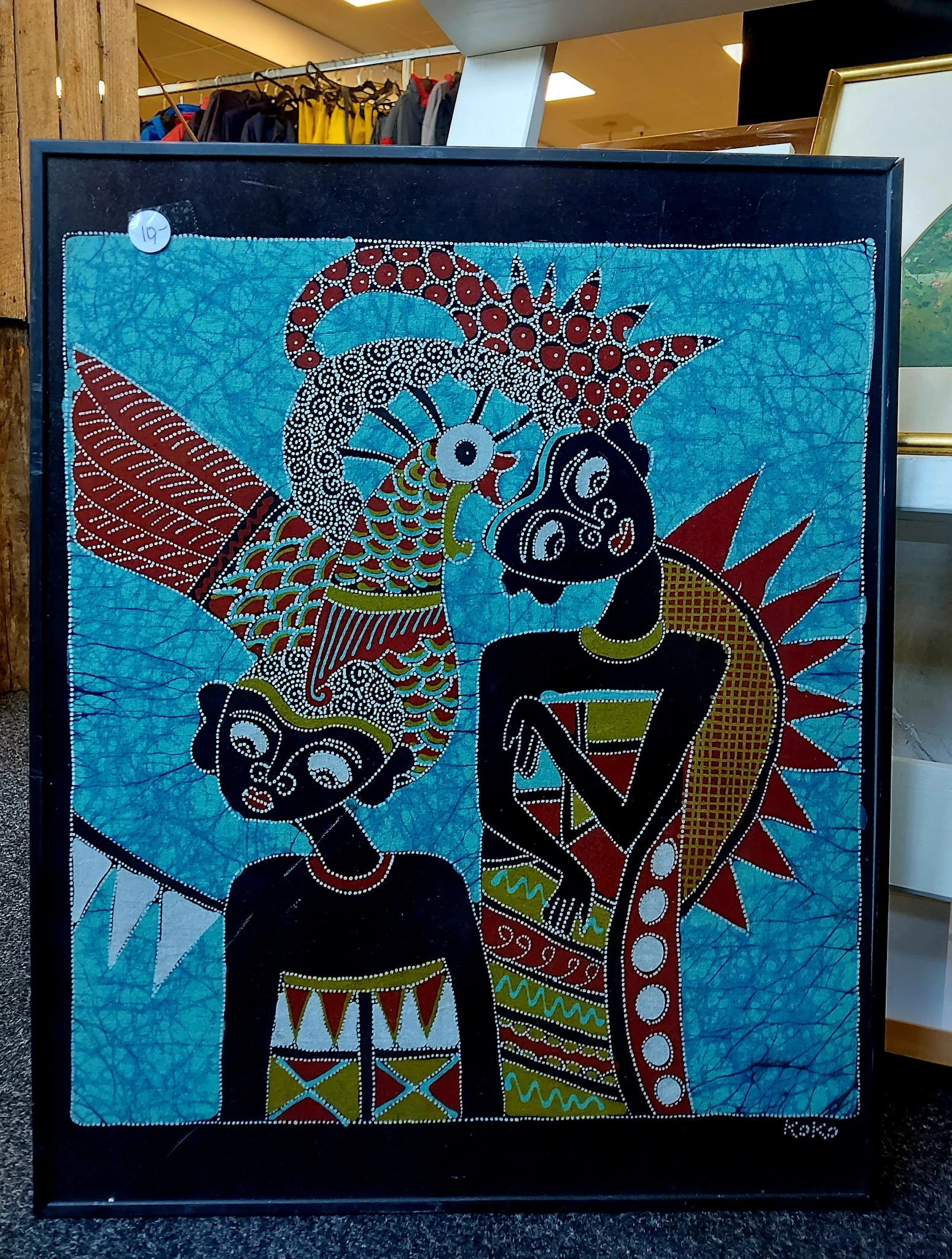 Decoratief kunstwerk met twee figuren met uitgebreide koptooi op turquoise achtergrond