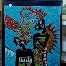 Decoratief kunstwerk met twee figuren met uitgebreide koptooi op turquoise achtergrond