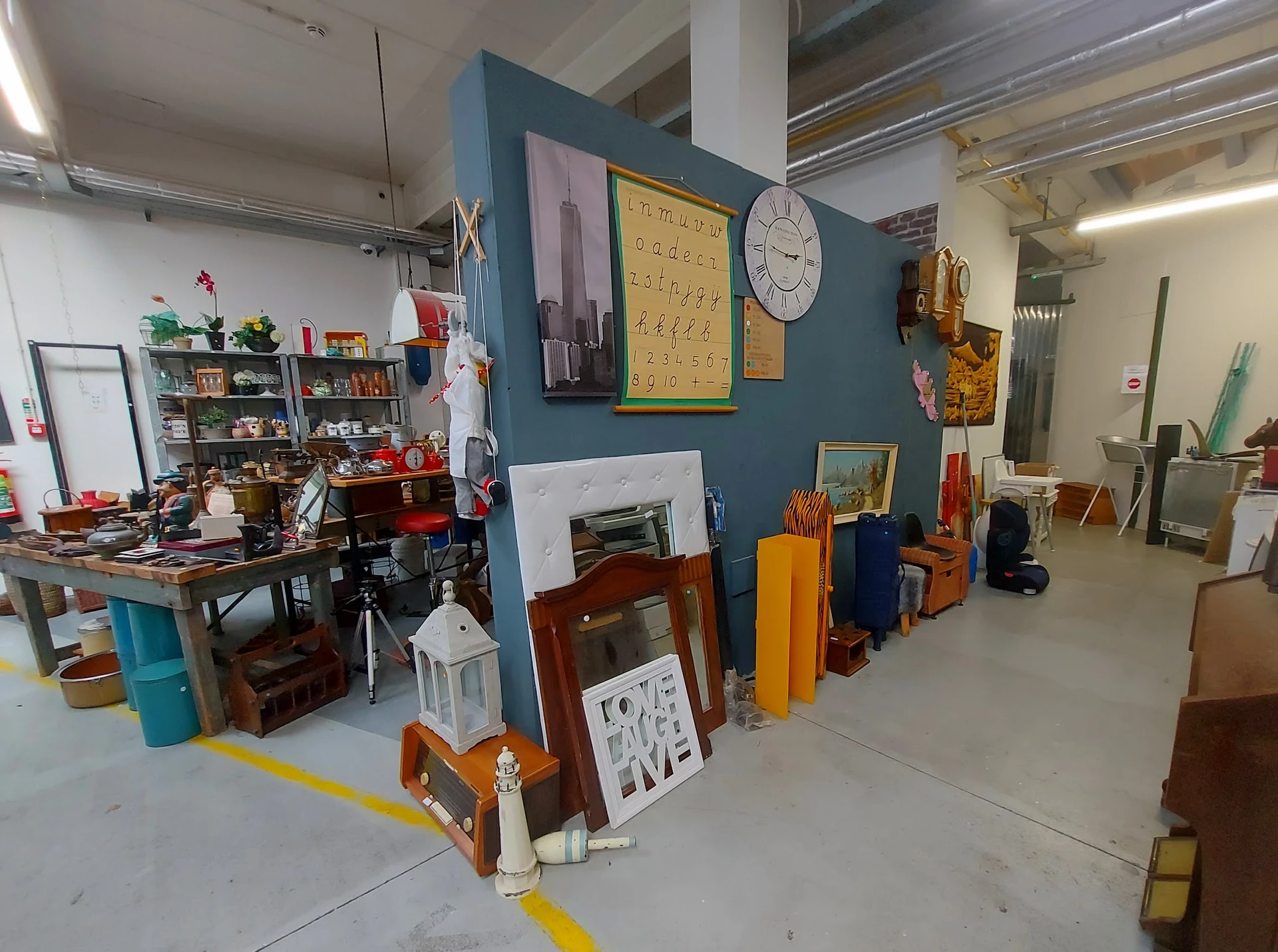 Winkelvloer met diverse tweedehands meubels, decoratie en huishoudelijke artikelen uitgestald