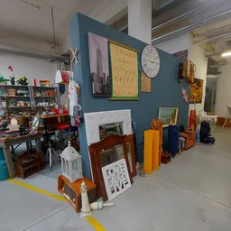 Winkelvloer met diverse tweedehands meubels, decoratie en huishoudelijke artikelen uitgestald