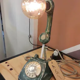 Vintage groene telefoon met hoorn en draaischijf, op houten ondergrond