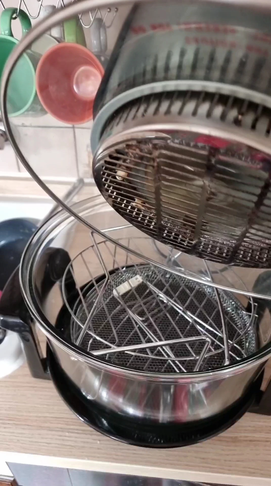 Twee gebruikte elektrische ventilatoren van dichtbij