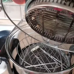 Twee gebruikte elektrische ventilatoren van dichtbij