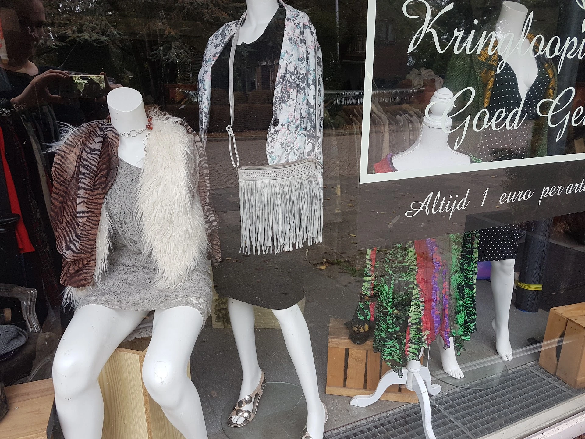 Kringloopwinkel Goed Gekleed in Ursem met tweedehands accessoires, kasten en schoenen