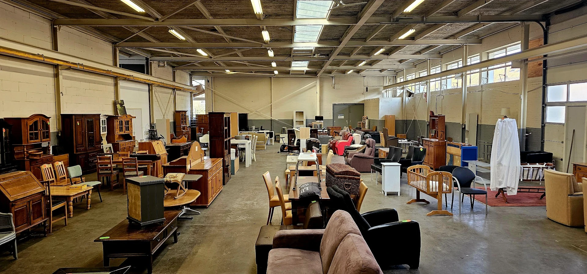 Kringloopwinkel Goedkoop & Zo Breda Oranjeboomstraat in Breda met tweedehands boeken, gereedschappen en huis- en inrichting