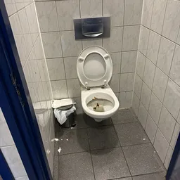 Toiletruimte met toilet en afvalbak