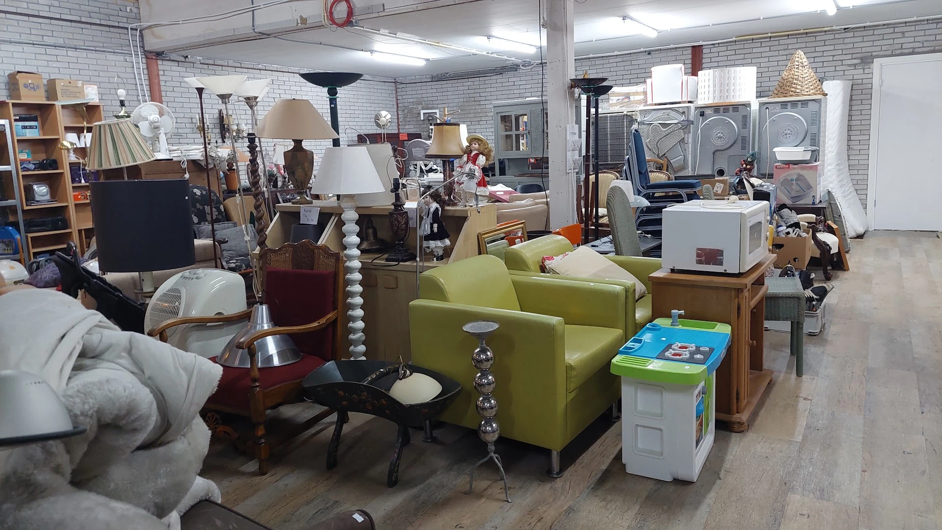 Kringloopwinkel Goedkoopje in Noordwijkerhout met tweedehands boeken, huishoudelijke apparaten en kleding