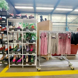 Bezoeker foto van Kringloopwinkel Gouda | 5500 m2 winkelruimte | woningontruiming | woning leegruimen | opbrengst naar Stg...