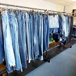 Bezoeker foto van Kringloopwinkel Gouda | 5500 m2 winkelruimte | woningontruiming | woning leegruimen | opbrengst naar Stg...