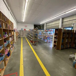 Bezoeker foto van Kringloopwinkel Gouda | 5500 m2 winkelruimte | woningontruiming | woning leegruimen | opbrengst naar Stg...