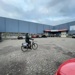 Bezoeker foto van Kringloopwinkel Gouda | 5500 m2 winkelruimte | woningontruiming | woning leegruimen | opbrengst naar Stg...