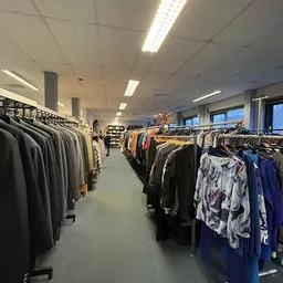 Bezoeker foto van Kringloopwinkel Gouda | 5500 m2 winkelruimte | woningontruiming | woning leegruimen | opbrengst naar Stg...