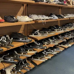 Bezoeker foto van Kringloopwinkel Gouda | 5500 m2 winkelruimte | woningontruiming | woning leegruimen | opbrengst naar Stg...