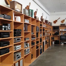 Houten stellingkasten met elektronische apparatuur en audiovisueel materiaal in een kringloopwinkel