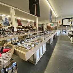 Lange tafels met cd's, vinyl en media uitgestald in kringloopwinkel