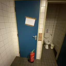 Toilet en blauwe deur in een kringloopwinkel
