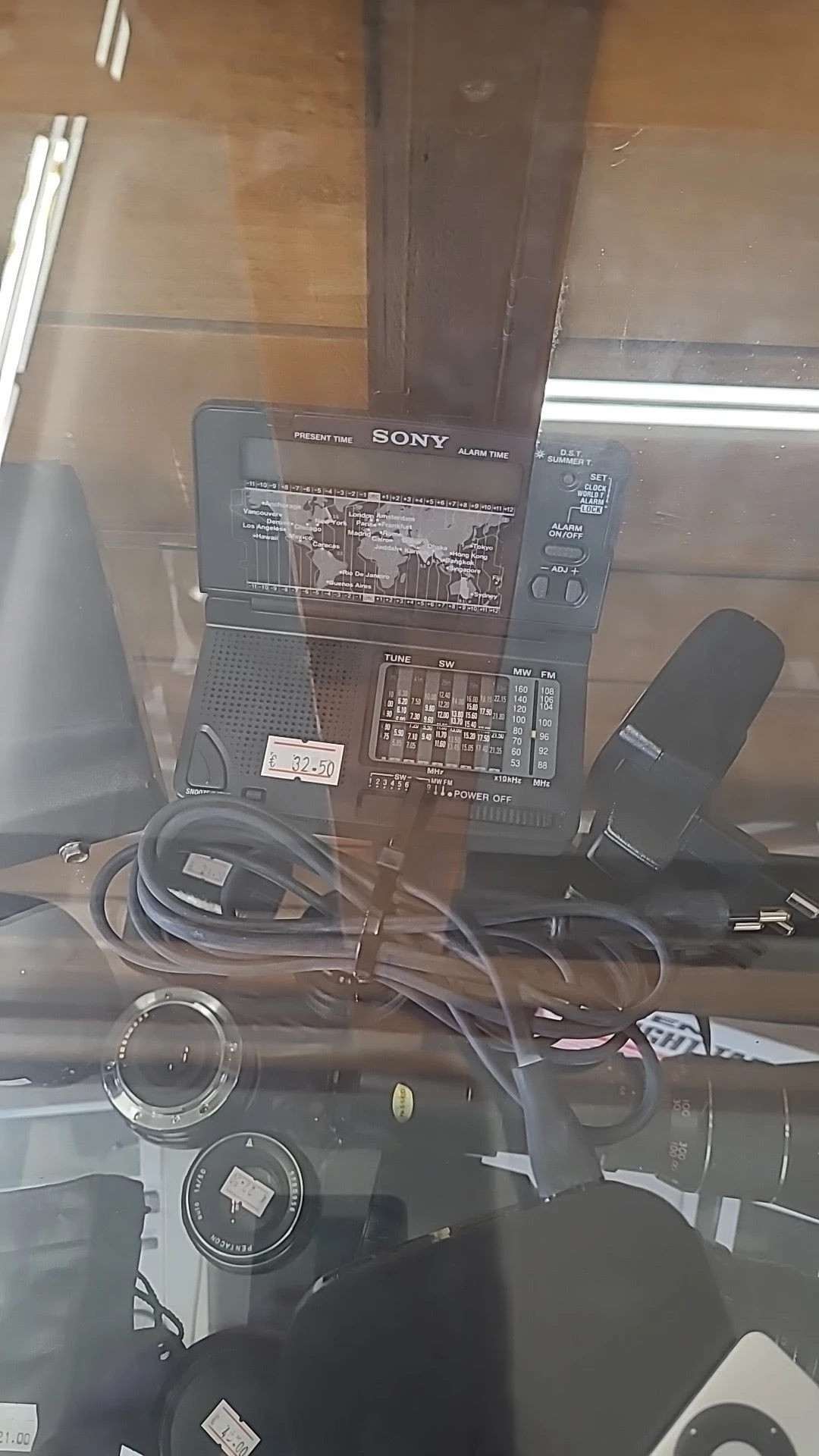 Sony transistorradio met bijbehorende koptelefoon en voeding op tafel