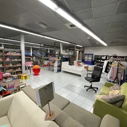 Winkelvloer van kringloopwinkel met stellingen, meubels, en diverse tweedehands artikelen