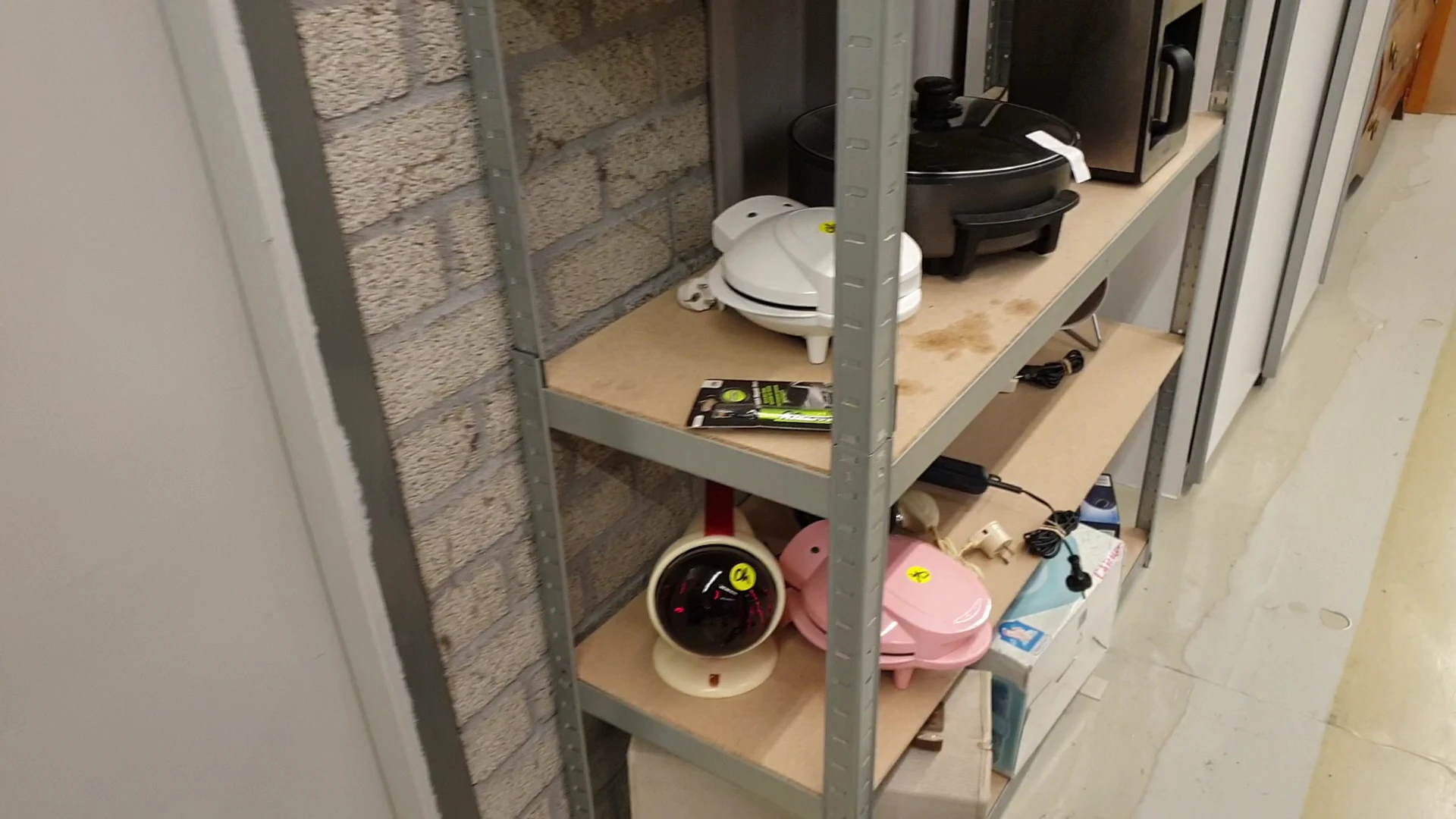 Kringloopwinkel Hart in Friesland in Drachten met tweedehands bedden, boeken en gereedschappen