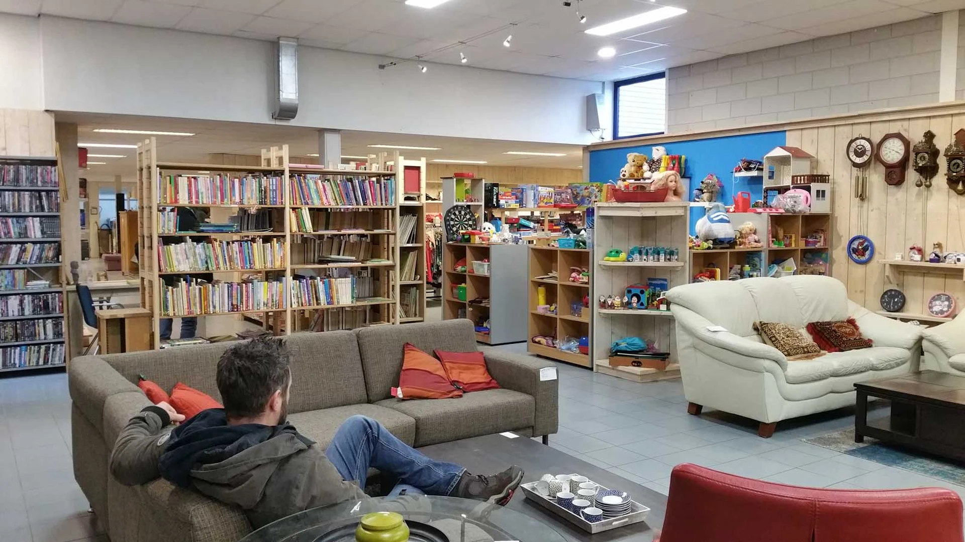 Kringloopwinkel Hazerswoude in Hazerswoude-Rijndijk met tweedehands babykleding, boeken en elektronica