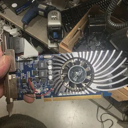 Close-up van een grafische kaart met ventilator, gehouden in hand