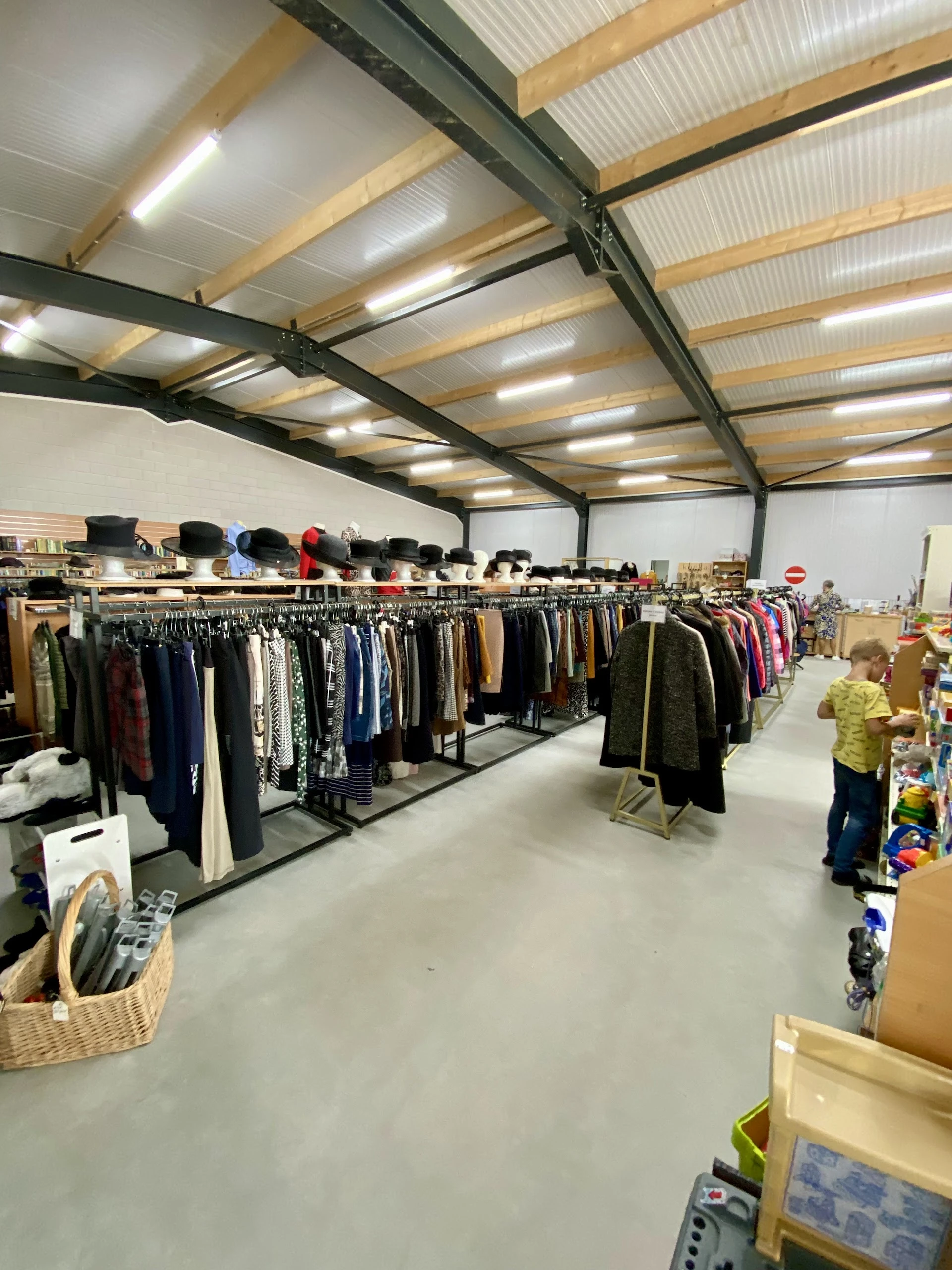 Kringloopwinkel het goede doel in Brakel met tweedehands boeken, gereedschappen en huishoudelijke apparaten