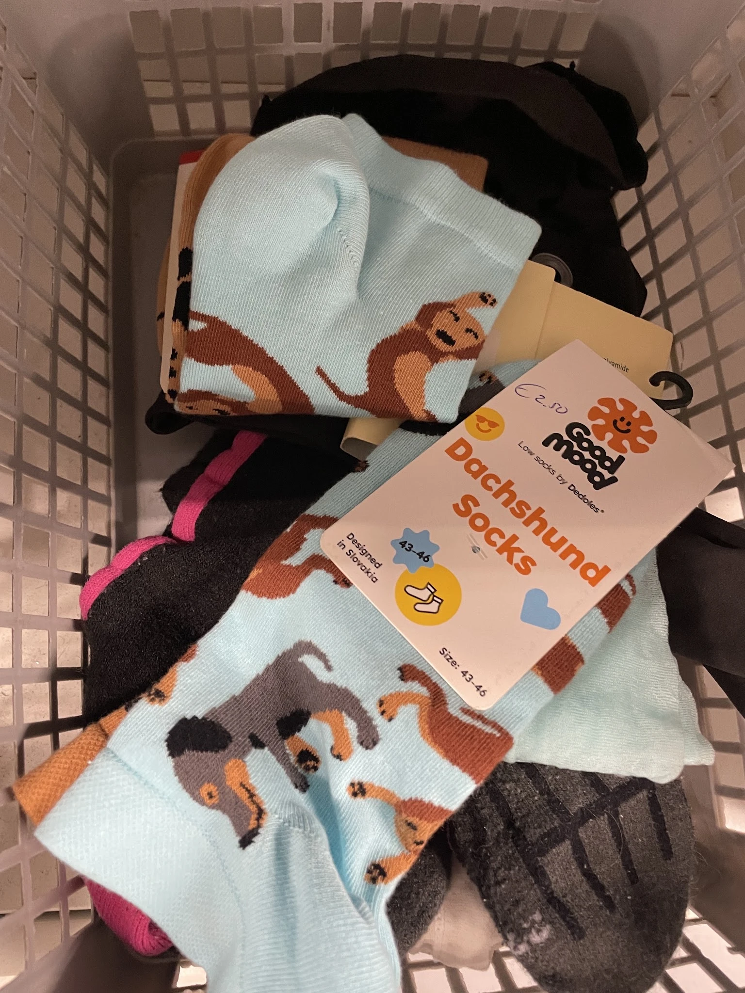 Verpakking met drie paar dachshund-sokken in verschillende kleuren met vrolijke prints