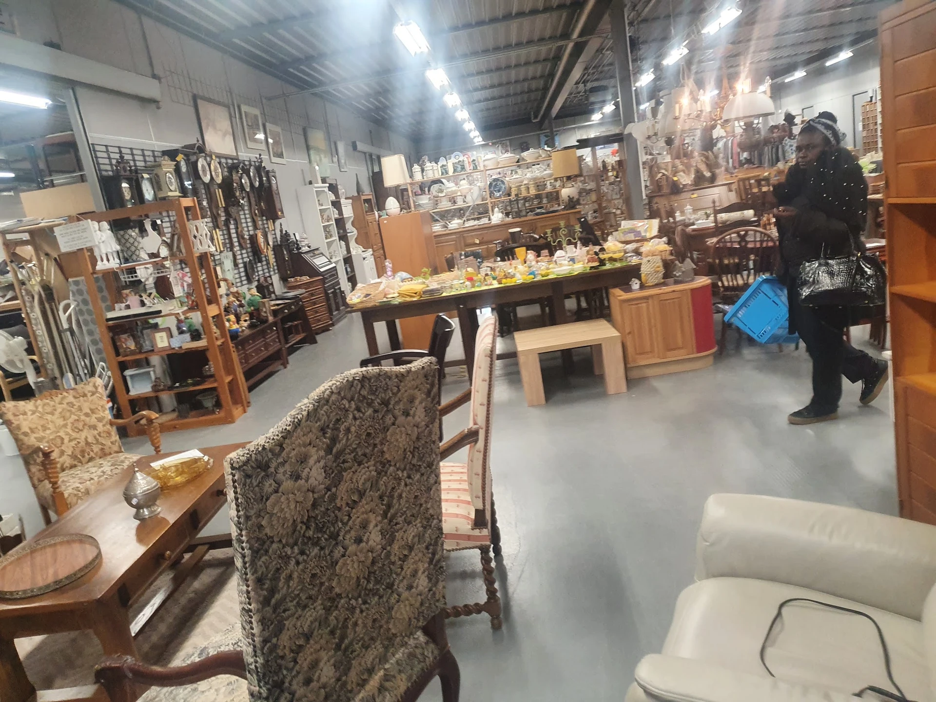 Overzicht van winkelvloer met meubels, stoelen en diverse tweedehands artikelen uitgestald