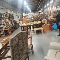 Overzicht van winkelvloer met meubels, stoelen en diverse tweedehands artikelen uitgestald