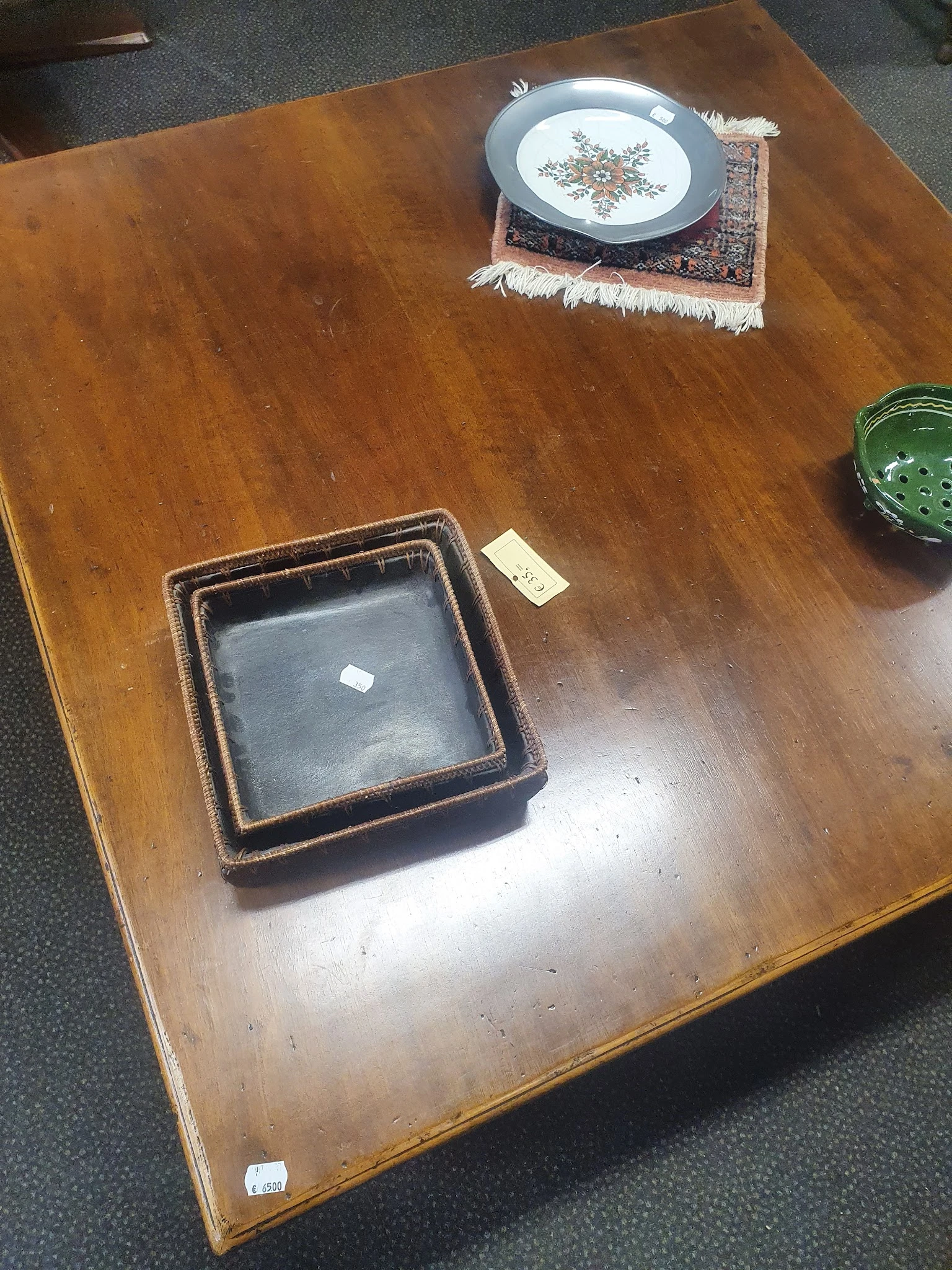 Bruine vierkante schaal of dienblad met donkere bodem op houten tafel
