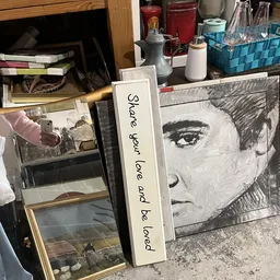 Zwart-wit portrettekening met tekstbanner 'Shared love is and be love' op canvas of doek