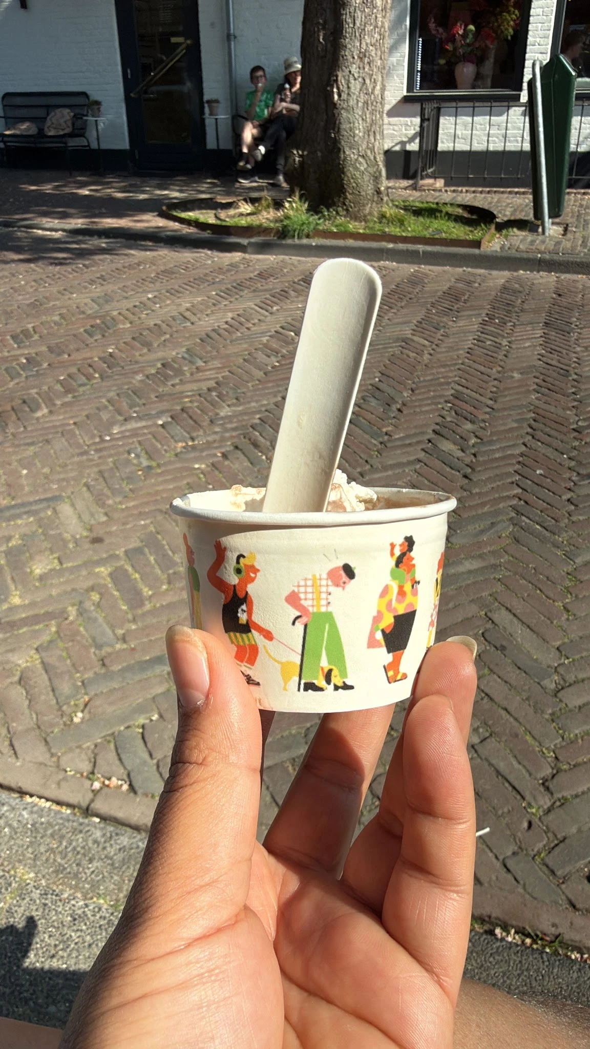 Vintage kinderservies met illustraties van spelende kinderen, gehouden in een hand