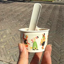 Vintage kinderservies met illustraties van spelende kinderen, gehouden in een hand