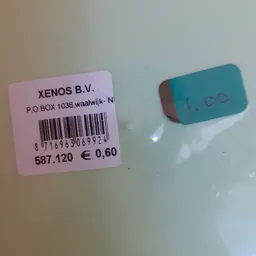 Prijssticker van XENOS B.V. met artikelnummer 587.120 en prijs €0,60, naast een turquoise gummetje