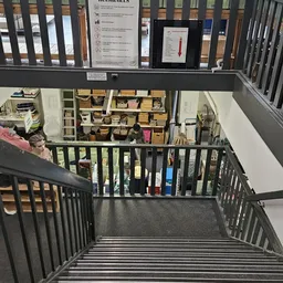 Overzicht van winkelinterieur met trappen, stellingen met dozen en opbergsystemen