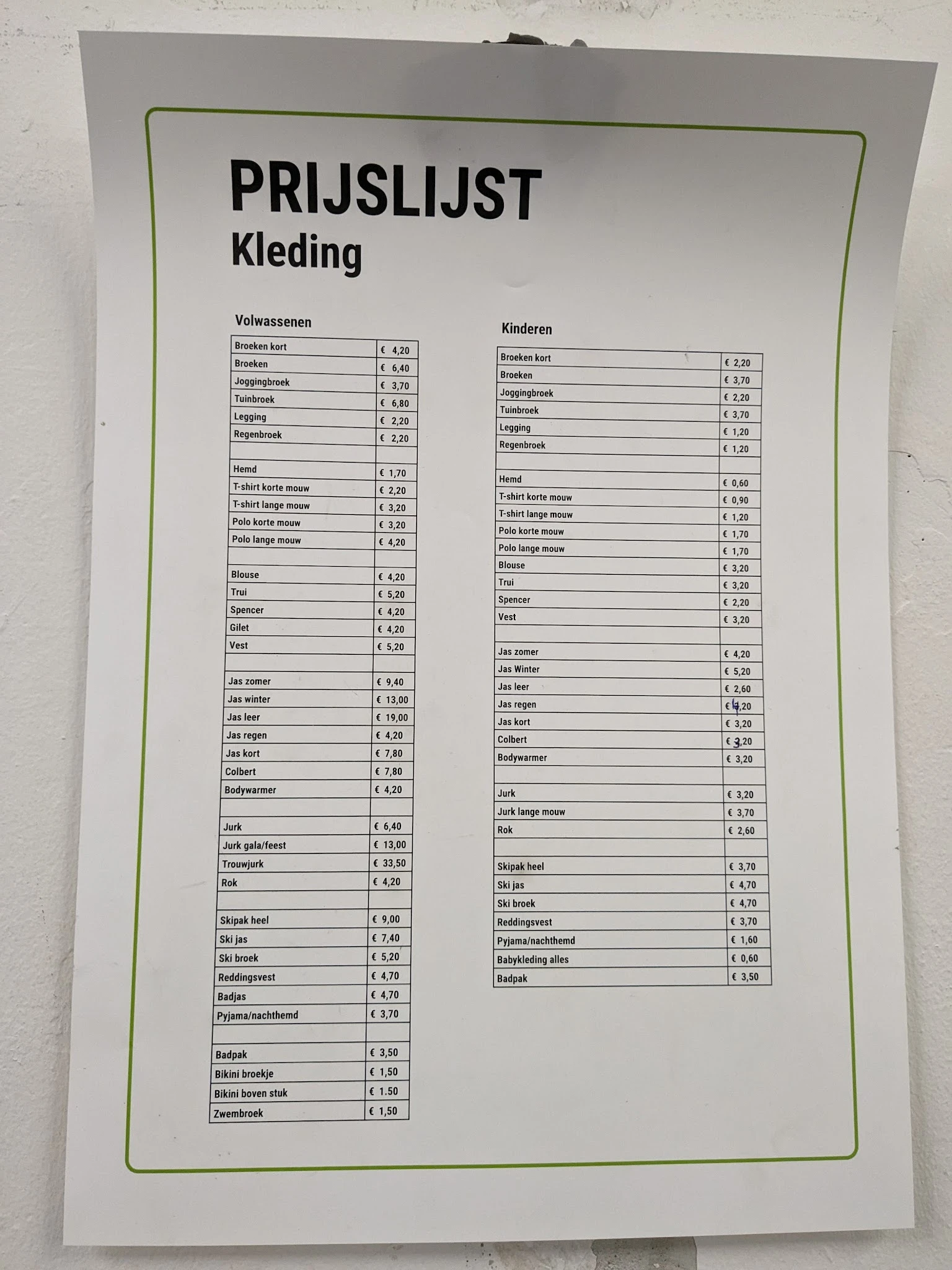 Prijslijst met categorieën en bedragen in euro's voor diverse kledingstukken en artikelen