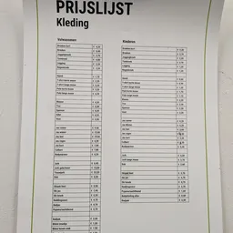Prijslijst met categorieën en bedragen in euro's voor diverse kledingstukken en artikelen