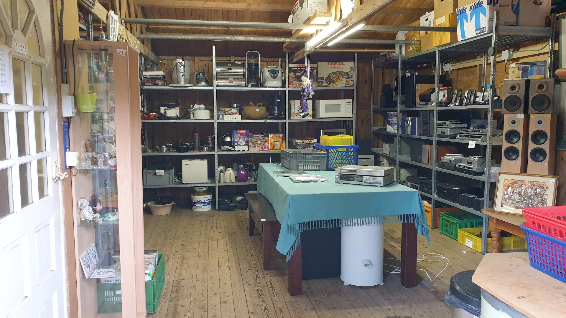 Kringloopwinkel HMV Holten in Holten met tweedehands boeken, cd's en huis- en inrichting