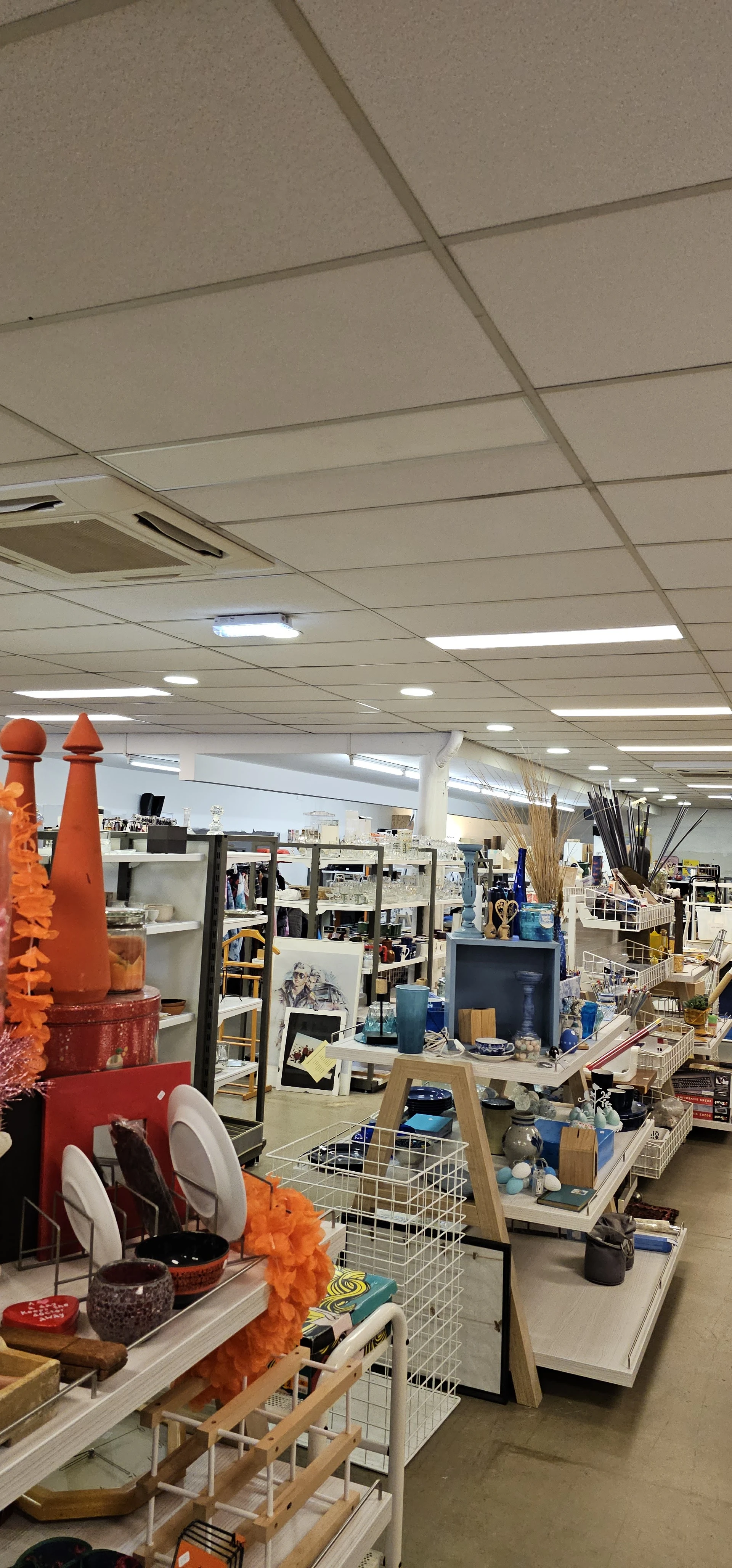 Kringloopwinkel Hoofdstraat Sassenheim in Sassenheim met tweedehands meubels en kleding