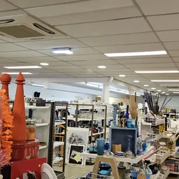 Winkelvloer met stellingen, displaykasten en diverse spullen in een kringloopwinkel