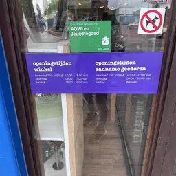 Paarse bord met openingstijden winkel en aanname goederen