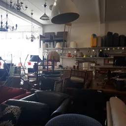 Winkelvloer met meubels, lampen en diverse inrichting in kringloopwinkel